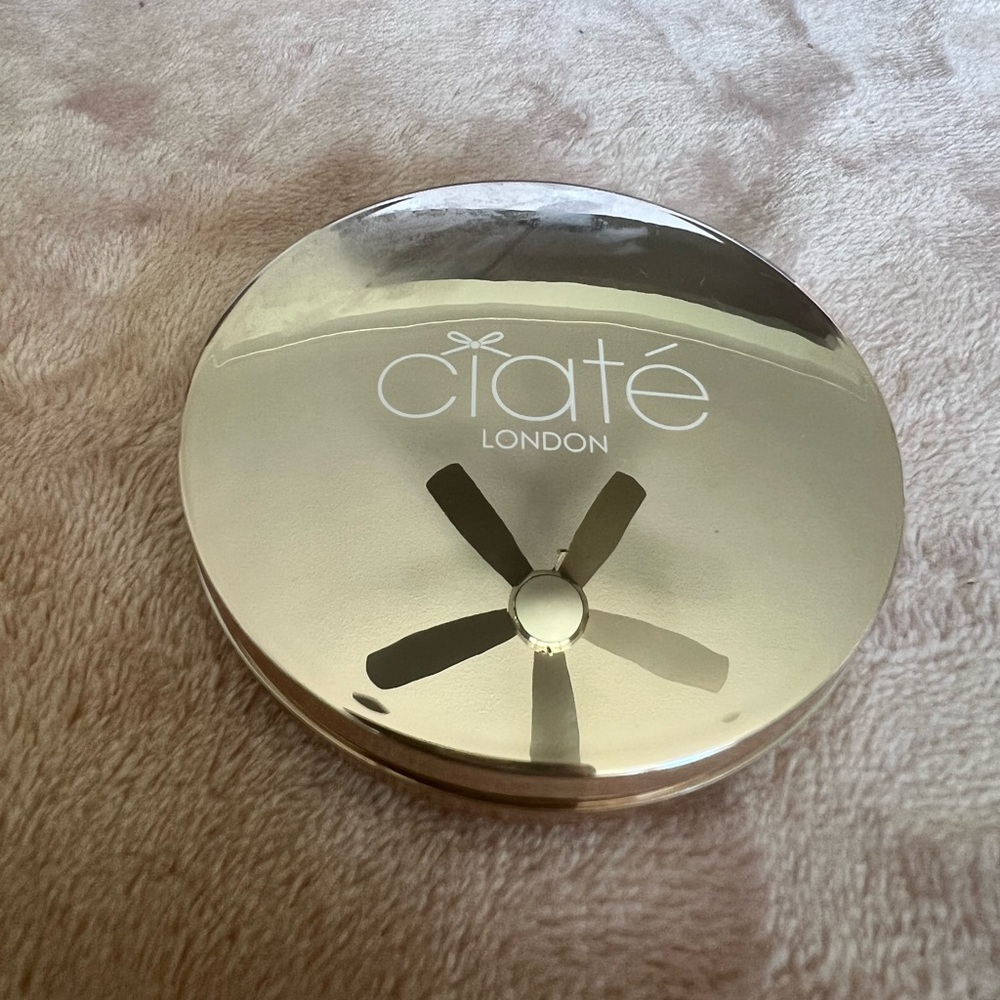 Ciate London CONFETTI HIGHLIGHTER
VEGAN HIGHLIGHTER POWDER COMPACT